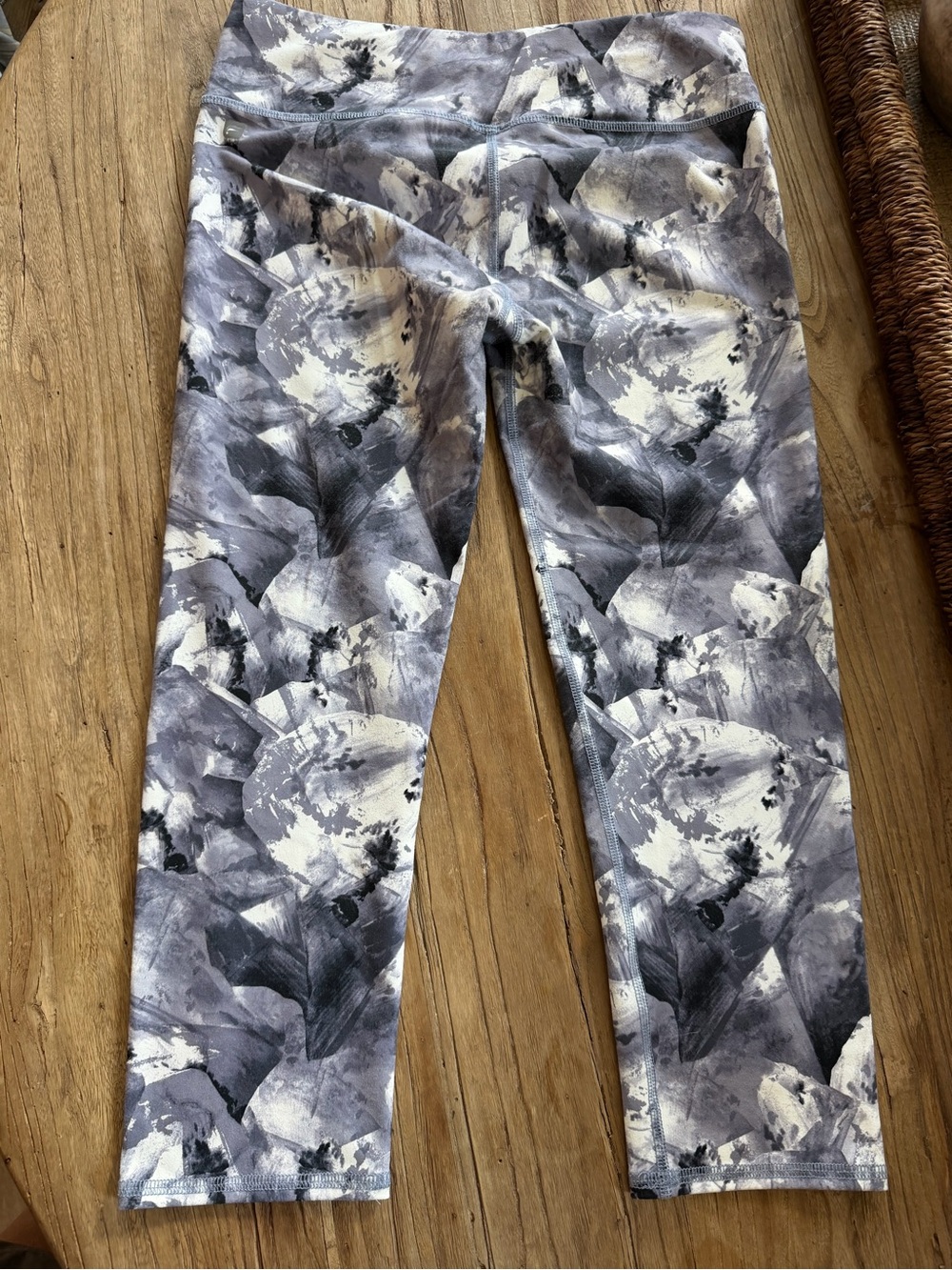 Fabletics Gray & White Abstract Print Jeggings